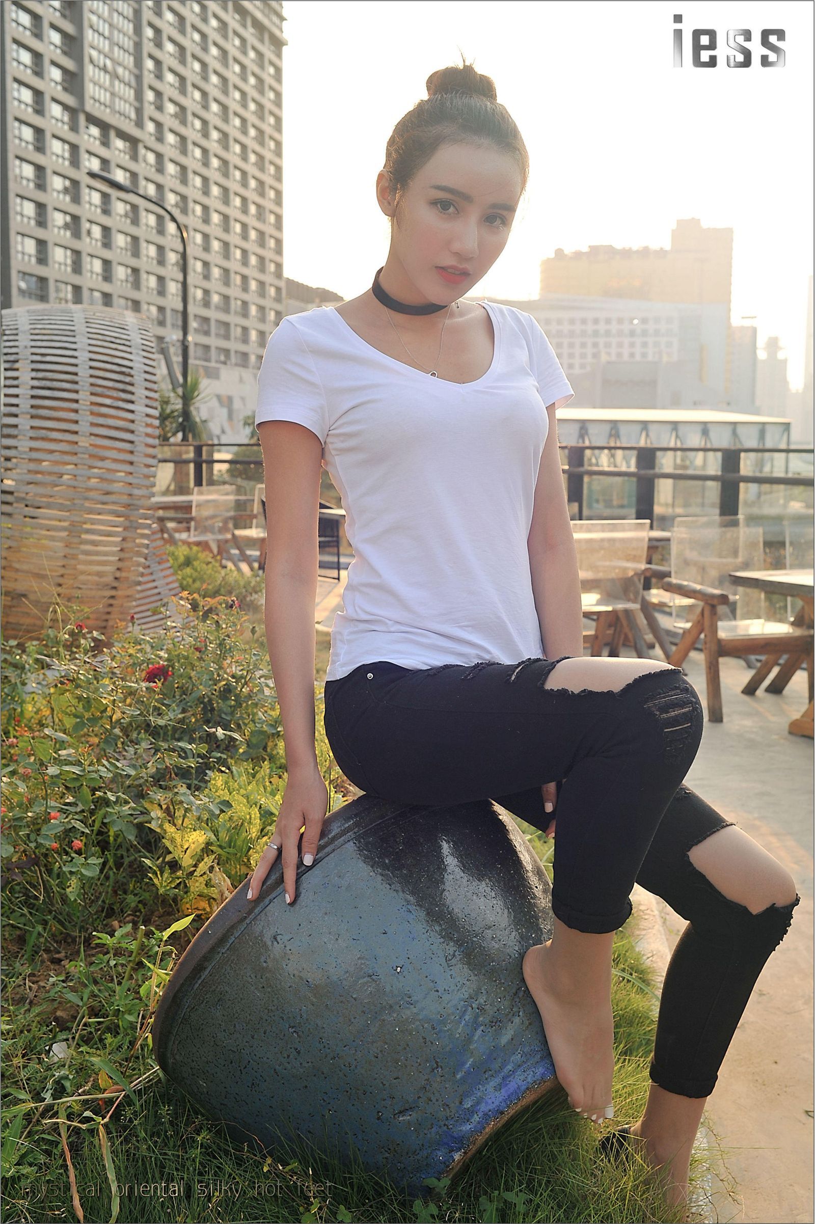 [IESS]异思趣向 女主播SASA 超薄肉丝